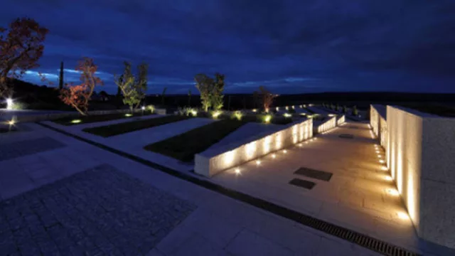 Las luminarias empotradas tienen un borde metálico reforzado que se puede quitar -está ajustado con tornillos- para cambiar la lámpara.