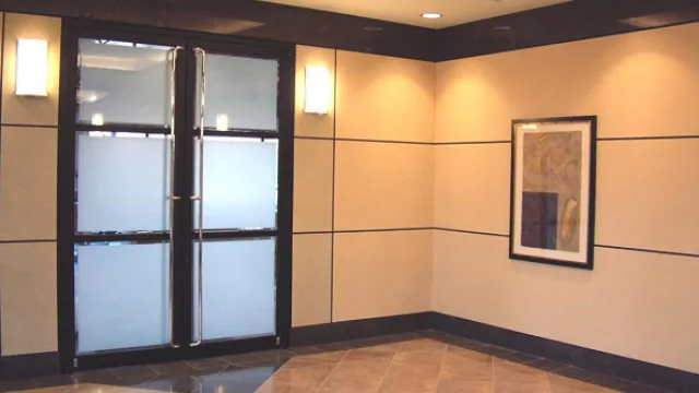 La principal función de las láminas opacas es el control visual, aunque también filtran la luz intensa del sol dejando traslucir sólo claridad.