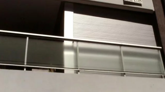 Las películas son translúcidas y se colocan fácilmente, previamente el vidrio debe estar limpio.