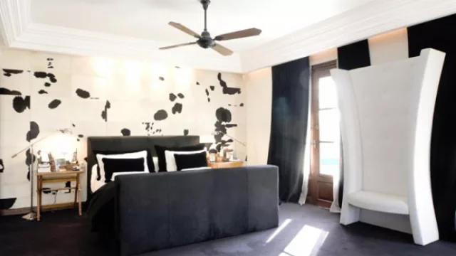 El soporte que se fija a la superficie es de chapa galvanizada. Se pueden hacer varias combinaciones gracias al imán que tienen en la cara posterior.