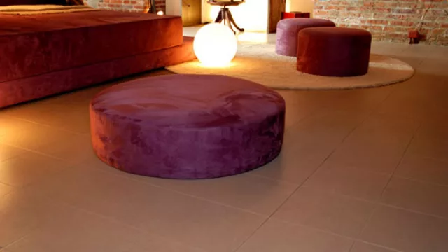 Las placas se utilizan incluso en pisos, superficies de apoyo y tránsito cuidado: todo un detalle  para un espacio íntimo.