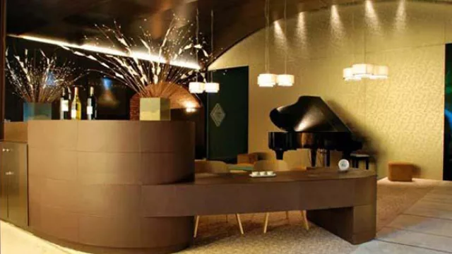 Son resistentes y no absorben la humedad por lo cual es posible colocarlos en baños. Al ser maleables permite colocarlas en cualquier tipo de superficie.