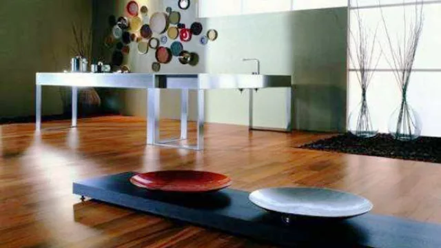 Para renovar las superficies pulidas se recomienda el barniz poliuretánico bicomponente de altos sólidos, también en pisos de madera.