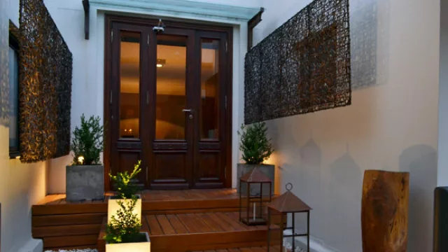 En el ingreso los detalles reinan. Esculturas de chapa oxidada, candelabros y maceteros de hormigón acompañan la línea del hotel que es revalorizar el pasado.