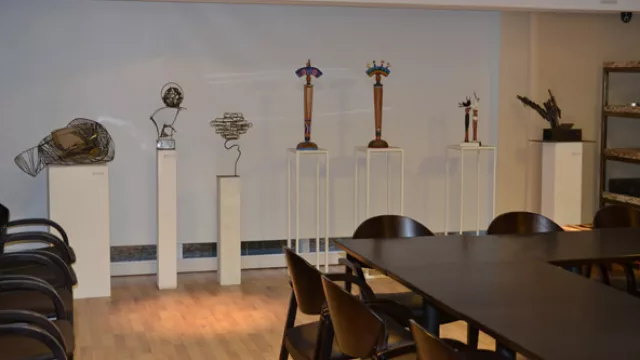 Las esculturas dispuestas linealmente forman parte de la colección itinerante del hotel. La cortina que protege el paño vidriado se acciona automáticamente.