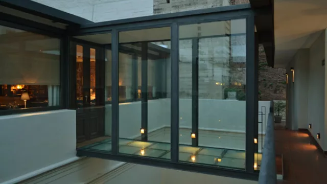 El túnel vidriado sobrevuela el patio principal del hotel boutique. El criterio del interiorismo replica la imagen de Casa Galán en barrio Cofico donde surgió.