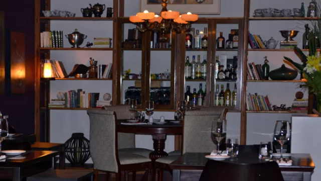 La biblioteca fue construida con madera reciclada de la obra. Alberga antigüedades y objetos de arte de colecciones privadas del chef.