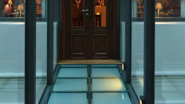 El piso de vidrio está esmerilado y protegido, dispuesto sobre una estructura de hierro envejecido. En el interior el deck de madera aporta calidez.