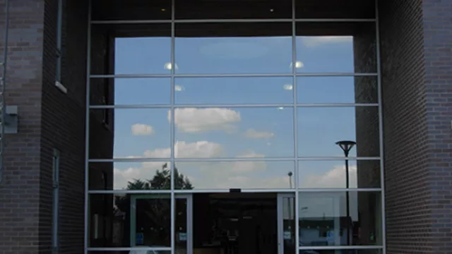 En el verano protegen del calor y el resplandor y en el invierno impide la pérdida de calor.