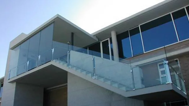 Son autoadhesivas y resistentes al rayado, a la humedad y las altas temperaturas. En anchos mayores a 1.52 m las uniones entre películas son imperceptibles.