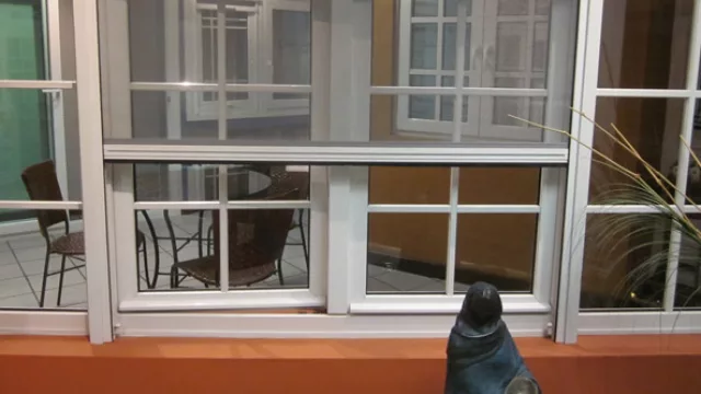 La tela mosquitera está fabricada con vinilo y la estructura es de aluminio, materiales que garantizan la resistencia a las inclemencias climáticas.