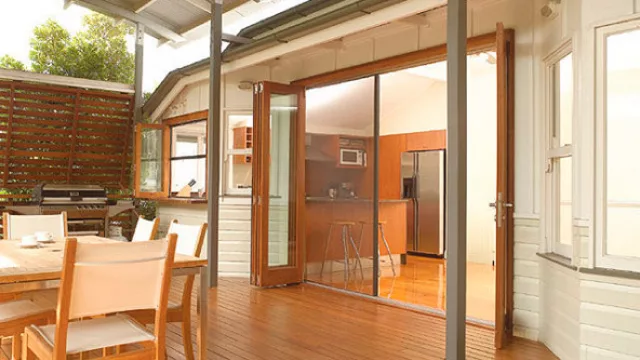 Tanto en puertas o ventanas es posible instalarlos y se pueden fabricar para que se deslicen en sentido horizontal o vertical.