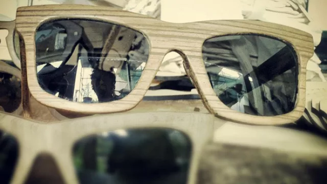 Anteojos de sol muy originales: de madera y hechos en Córdoba