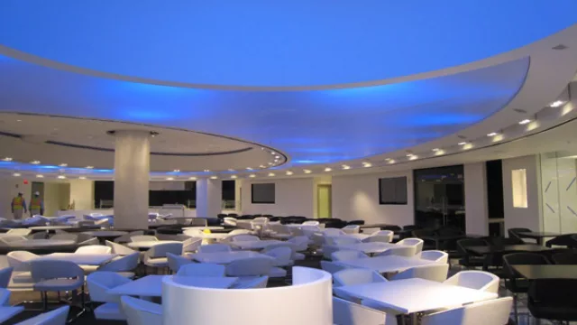 Las telas tensadas logran una superficie lisa y es posible todo tipo de maniobra que el diseño encomiende. El paso de los años las mantiene inalterables.