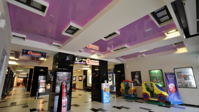 Las telas se consiguen en anchos de 2 m y 1.50 m  según el acabado. La carta de colores permite combinaciones y diseños exclusivos.