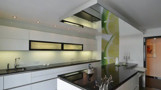 Barrisol mirror logra una superficie espejada que refleja imágenes refractadas en una cocina moderna.