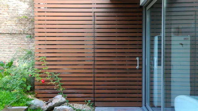 Permiten los más diversos diseños ya que las tablas se pueden cortar de distintas medidas y colocar juntas o separadas, con fijación vista u oculta.