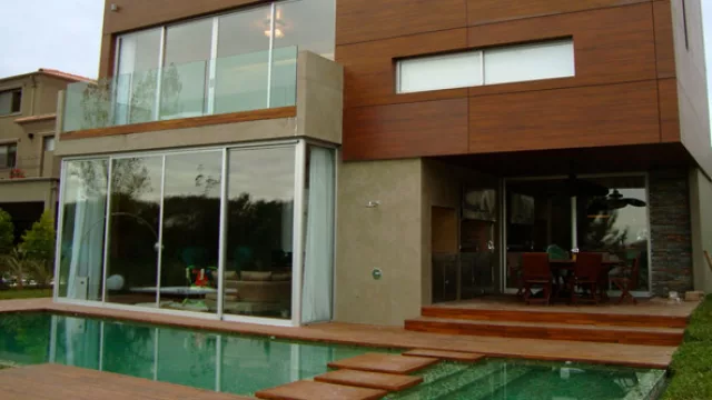 En un patio este revestimiento acentúa el carácter del edificio a la vez que provee gran calidad estética principalmente en las terminaciones. 