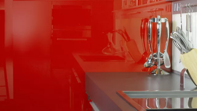 Coverglass rojo: ideal como revestimiento sobre las mesadas, evitando las juntas de los cerámicos, y con una imagen de alto brillo.