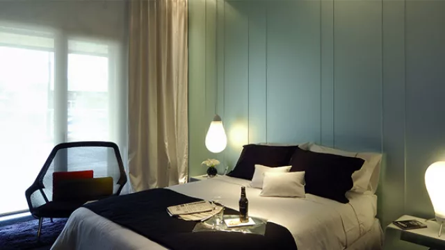 Como revestimiento en el dormitorio, con placas de distintos anchos se genera un diseño muy dinámico.