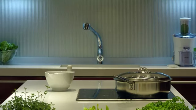 El vidrio produce un rebote del sonido poco deseable, para compensarlo se usan  elementos como cortinas o tapizados de géneros gruesos para que absorban las ondas.