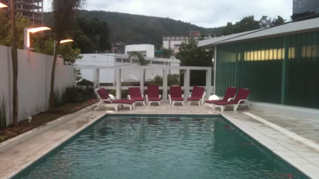 La pileta está ubicada en la planta baja junto al solarium.