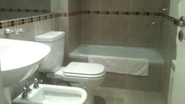 Tienen entre uno y dos baños, con un antebaño para uso común entre los huéspedes.