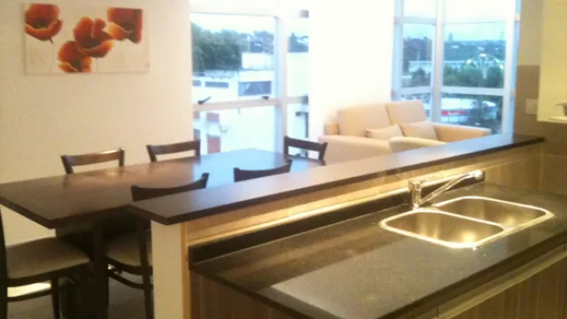 Cada departamento tiene su propia cocina, comedor y living.