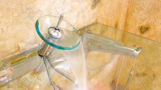 Las bachas de apoyo de vidrio templado se complementan armónicamente con estas griferías del mismo material.