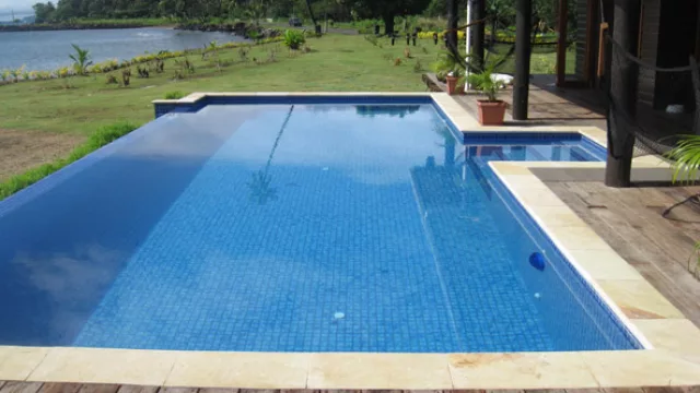 Asombrosos efectos se generan al desdibujarse los límites del espejo de agua.