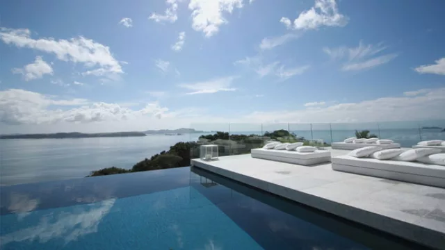 La bomba debe permanecer en funcionamiento mientras la piscina desborda, para tomar el agua del canal y retornarla a la piscina.