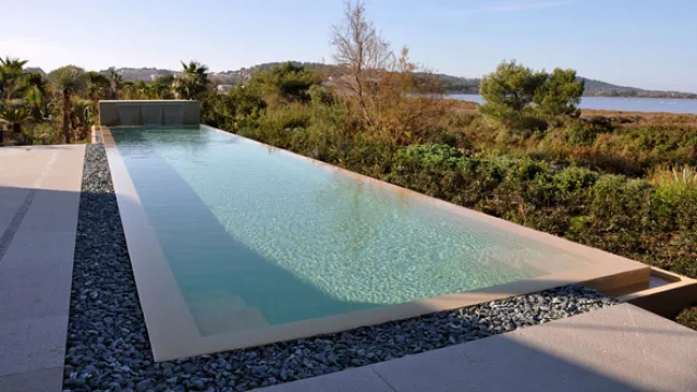 En general el recurso se plantea en el margen opuesto dependiendo de las visuales que ofrece.