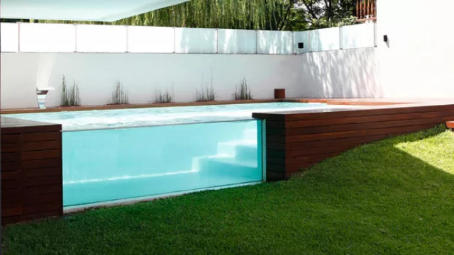 Hay modelos con pendientes más sutiles que encuentran en un muro vidriado efectos lúdicos de gran calidad visual.