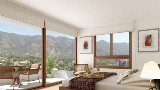 El aluminio permite una amplia variedad de colores, diseños y texturas, mientras el PVC es básico: símil madera o blanco y herrajes multipunto.