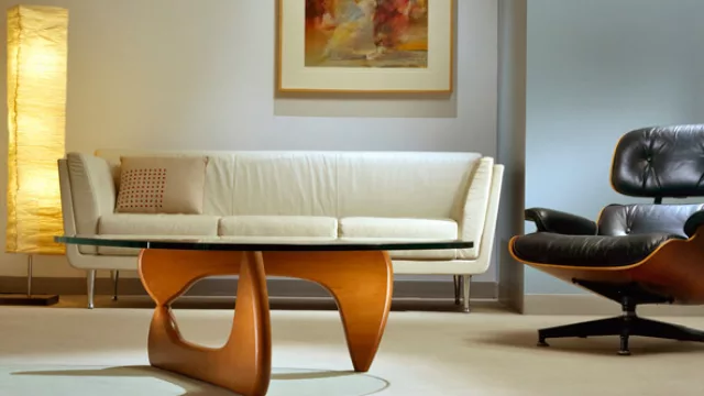 En un ambiente moderno no puede faltar la mesa Noguchi y el lounge chair de Charles Eames que enfatizan la distinción.