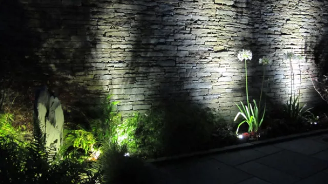 Las luminarias embutidas en el piso cerca de las medianeras generan interesantes efectos de iluminación rasante.