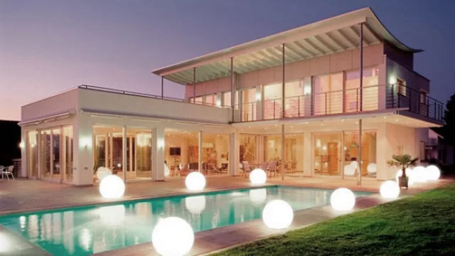 Los globos transiluminados logran magníficas escenografías en el entorno de la piscina o distribuidos en el jardín.