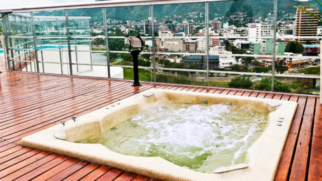 El acrílico cuesta unos $2.200 más. Es ideal para exteriores porque tiene protección UV. Entre los colores más frecuentes son el azul, el marrón y el granito claro.