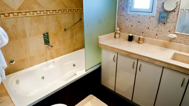 El hidromasajes para una persona se fabrica sólo rectangular y usa un motor de 1/2HP mientras los de dos o más personas usan dos motores de 1HP.