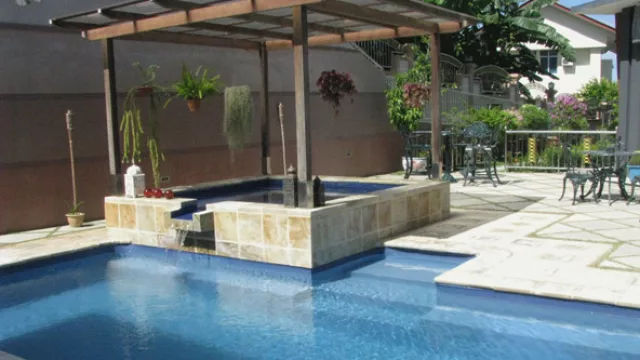 Cada cuatro años se cambia en el ionizador solar el electrodo central. El material plástico es resistente al sol y al agua.