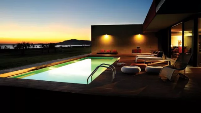 Las nuevas formas arquitectónicas que presentan las piscinas de hoy han cambiado la disposición de las luces. Hoy marcan los ingresos, escalones, aristas y muros verticales.