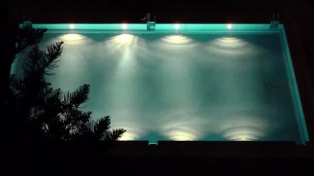 Los efectos de luz logran exaltar la presencia de la piscina o bien acompañar el diseño paisajístico del jardín.