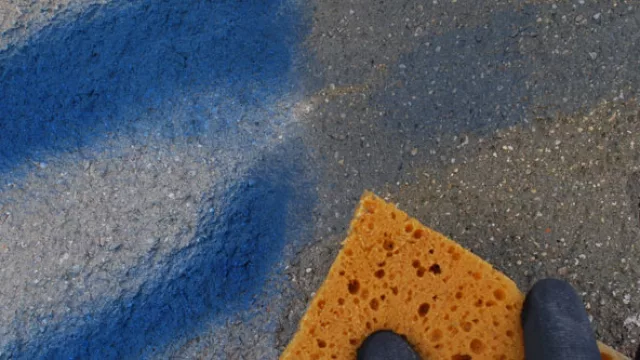 Las superficies deben estar limpias y secas, libres de polvo, aceites o cualquier otro contaminante. La pintura se puede aplicar con pincel, rodillo, soplete o pulverizador.