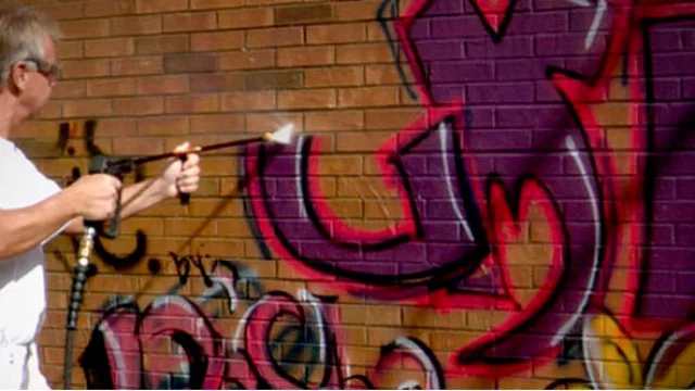 Se sugieren dos capas delgadas en dos manos (una hora de diferencia entre cada una) para superficies no absorbentes o mínimo de tres para las porosas.