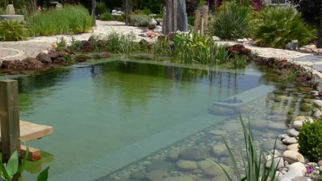 Una piscina natural sólo se llena una vez, aunque necesitará aportes de agua para compensar el volumen que se pierde por evaporación.