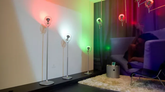 El modelo Living Colors viene con led  RGB y con control remoto para programar las combinaciones de colores.