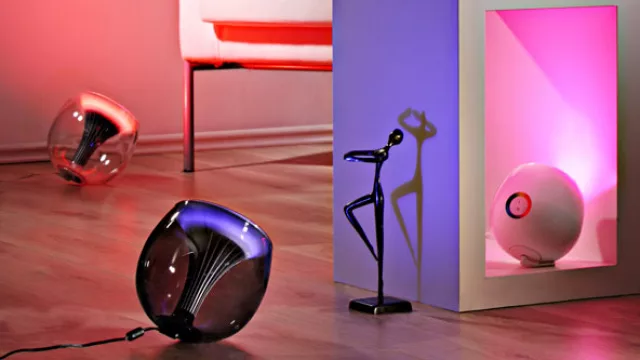 El diseño transparente del artefacto acentúa su poder innovador y sorprendente. El modelo mini viene con carcasa blanca y negra también.