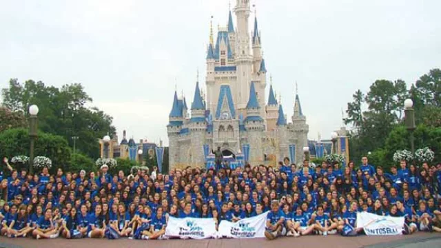 El viaje de quinceañeras a Disney no tiene cepo: 508 chicas salen con Toselli ($ 25.000 cada una)