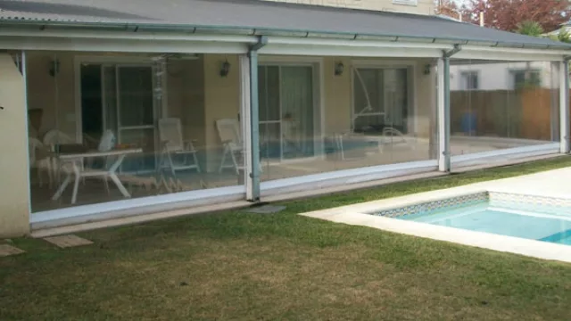 De lonas transparentes protegen sin restar integración visual al paisaje. No se recomiendan al oeste porque no alcanzan a “parar” la incidencia del sol.