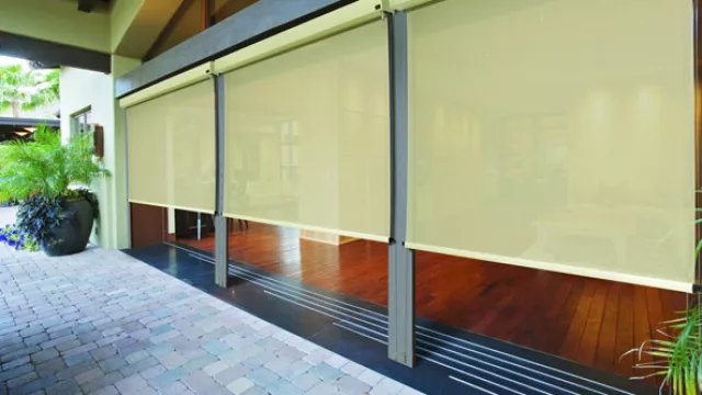 Como regla general las lonas microperforadas – de distintas densidades- son ideales porque protegen y dejan pasar las visuales.